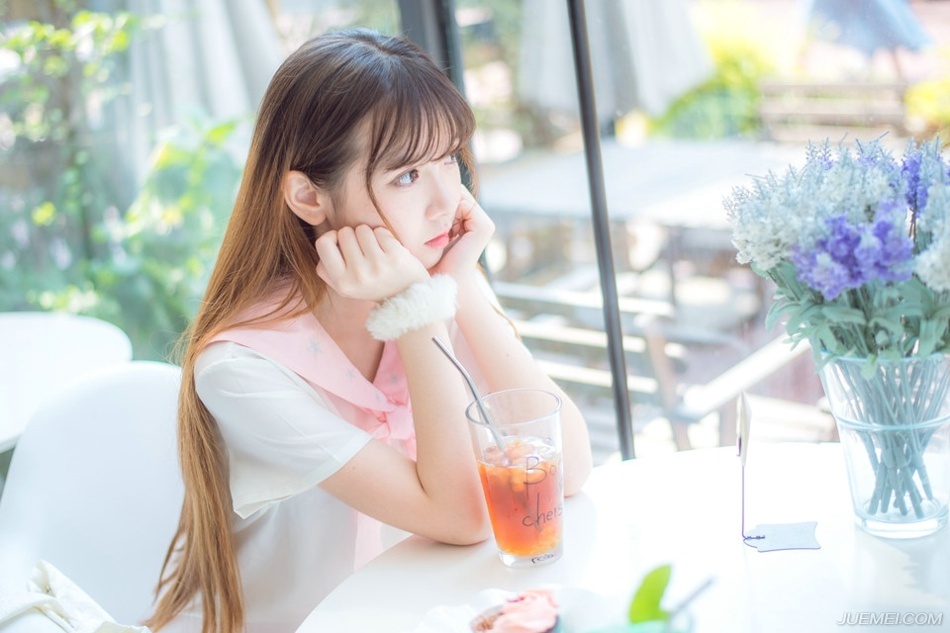 如果你懂我，就请你少些无端的猜疑，你要知道爱情的根基是信任;如果你懂我，就请你少些莫名的考验，你要知道爱情的底色是忠贞;如果你懂我，就请你少些人为的降温，你要知道爱情的保鲜是心跳;如果你懂我，就请你少些酸涩的追问，你要知道爱情的语言是无声。